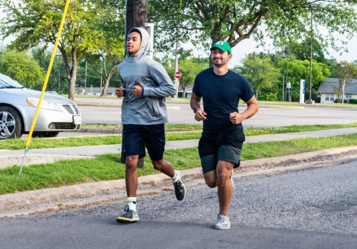 两个男人在丹·琼斯5公里跑和趣味跑